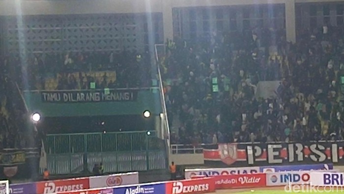 Suasana memanas antarsuporter di Stadion Manahan Solo saat laga Persis Solo melawan Persebaya, Sabtu (1/7/2023).