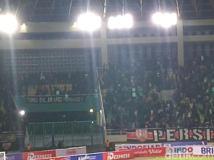 Suasana memanas antarsuporter di Stadion Manahan Solo saat laga Persis Solo melawan Persebaya, Sabtu (1/7/2023).