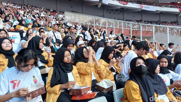Suasana warga nikmati suguhan penampilan di puncak HUT ke-77 Bhayangkara (Ondang/detikcom)