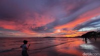 Detik-detik sunset dimulai sekitar pukul 18.00. Saat itu, langit mulai berubah warna dari biru menuju jingga. Semakin lama warna jingga itu makin pekat seiring kembalinya matahari ke peraduan. Foto: Putu Intan/detikcom