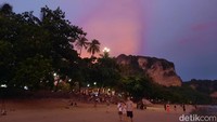 Uniknya, warna jingga itu tak lantas berubah menjadi gelap total. Langit justru berwarna magenta atau keunguan untuk beberapa saat. Foto: Putu Intan/detikcom