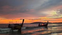 Kendati langit mendung, sunset di sana tetap indah. Foto: Putu Intan/detikcom