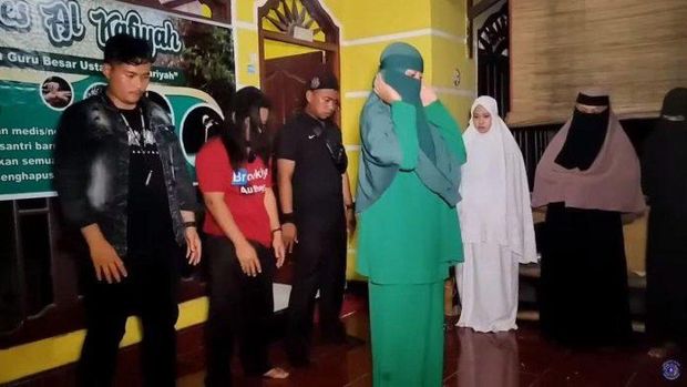 Tangkapan layar video viral wanita jadi imam salat di Langkat