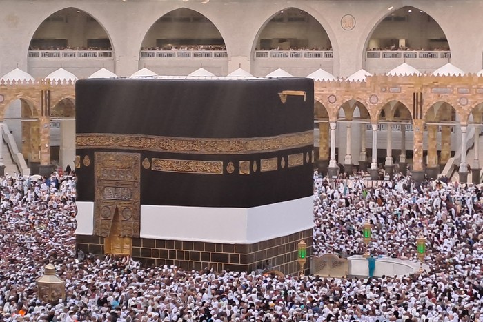 Jamaah haji melakukan tawaf ifadah mengelilingi kabah di Masjidil Haram, Mekah, Arab Saudi, Sabtu (1/7/2023). Jutaan jamaah haji melakukan tawaf ifadah yang menjadi rukun haji usai melakukan wukuf di Arafah dan lempar jamrah di Jamarat. ANTARA FOTO/Wahyu Putro A/foc.