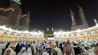 Jamaah haji melakukan tawaf ifadah mengelilingi kabah di Masjidil Haram, Mekah, Arab Saudi, Sabtu (1/7/2023).