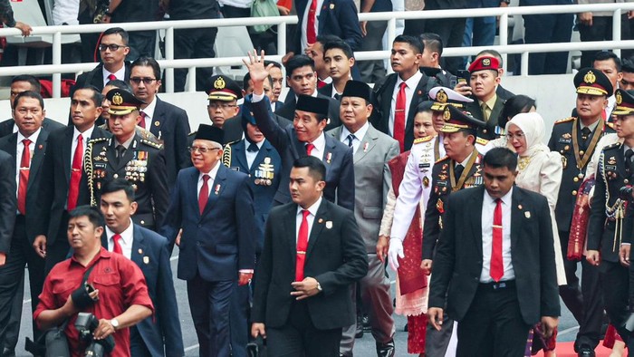 Tema peringatan Ulang Tahun Polri ke 77 kali ini yakni “Polri Presisi Untuk Negeri Pemilu Damai Menuju Indonesia Maju” Rangkaian acara HUT ke 77 Polri juga dimeriahkan dengan hiburan bertema nusantara dan dihadiri oleh ratusan ribu peserta upacara.