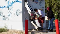 Dalam beberapa hari terakhir, suhu di beberapa kota di AS bagian selatan terasa seperti 113 derajat Fahrenheit, dengan trotoar retak di Houston, Texas. Otoritas pun telah mendirikan pusat-pusat pendinginan di kota berpenduduk 2,3 juta jiwa.