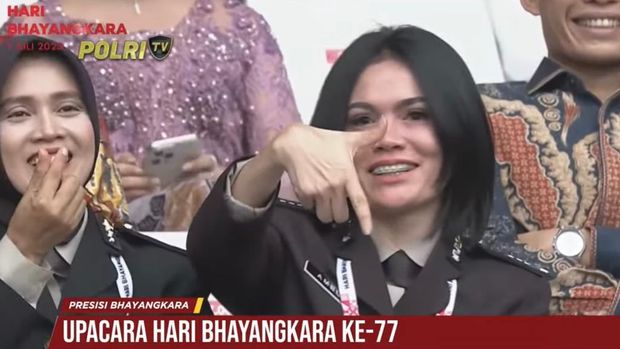 Tersorot Kamera! Serunya 'Cie Moment' Puncak Hari Bhayangkara ke-77 di GBK. (Screenshot YouTube Polri TV)
