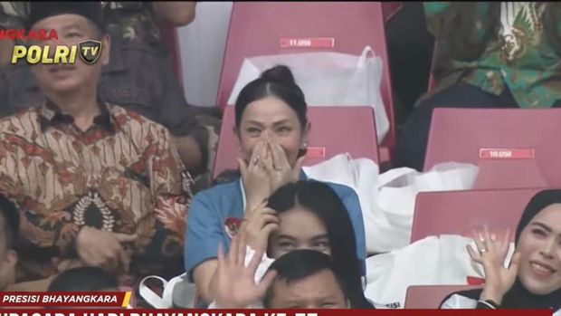 Tersorot Kamera! Serunya 'Cie Moment' Puncak Hari Bhayangkara ke-77 di GBK. (Screenshot YouTube Polri TV)