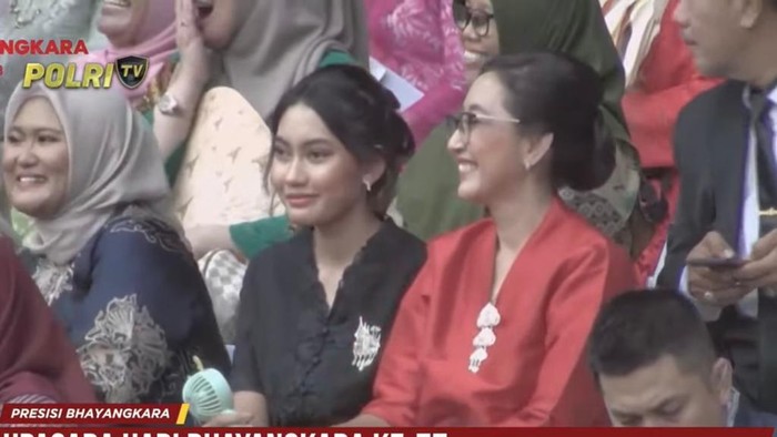 Tersorot Kamera! Serunya Cie Moment Puncak Hari Bhayangkara ke-77 di GBK. (Screenshot YouTube Polri TV)