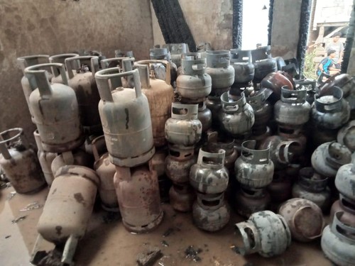 Tumpukan tabung gas elpiji yang meledak hingga mengakibatkan tiga orang terluka dan sebuah rumah terbakar. (Foto: Dok. BPBD Bima)