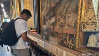 Selain melihat patung, traveler juga dapat memasukkan koin ke mangkok yang tersedia di ruangan yang sama. Konon, bila traveler memasukkan koin di sana, segala permintaan dapat terkabul. Foto: Putu Intan/detikcom