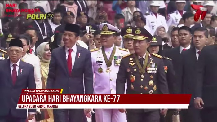 Upacara Hari Bhayangkara ke-77 di Stadion Utama Gelora Bung Karno (SUGBK) dimulai. Presiden Joko Widodo (Jokowi) bertindak sebagai inspektur upacara (irup). (YouTube Polri Tv Radio)