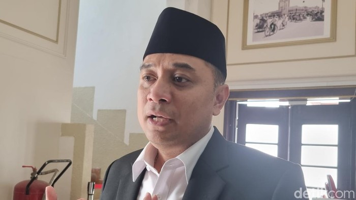 Wali Kota Surabaya Eri Cahyadi saat menyampaikan tanggapan soal 18 warga yang diduga keracunan daging kurban.