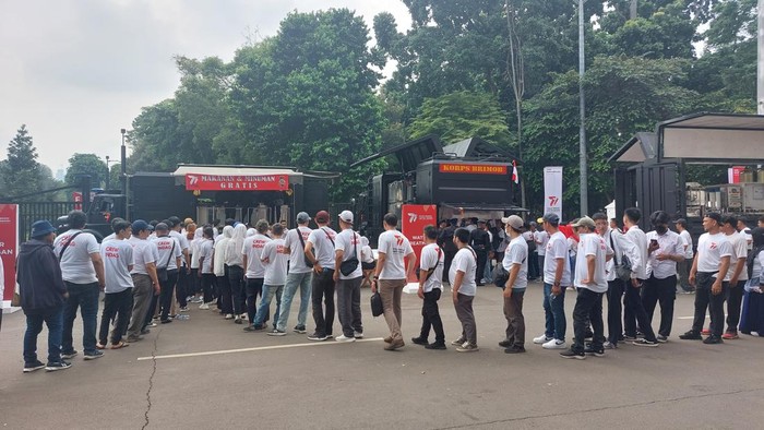 Warga antre untuk makanan gratis di Dapur Lapangan  Brimob saat Hari Bhayangkara ke-77, di Geloa Bung Karno.