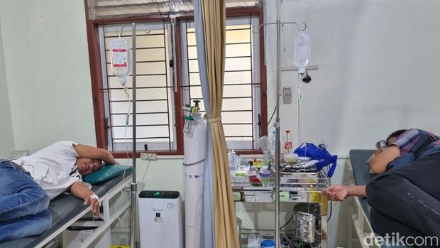 Warga korban keracunan olahan daging kurban di Kalilom, Surabaya.