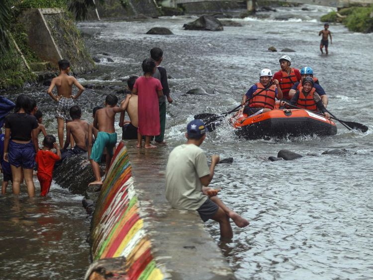 Wisata Air Mengasyikan di Kampung Warna-warni Katulampa Bogor