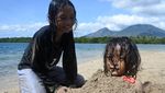 Lanskap Memukau Pantai Sijile dengan Latar Belakang Gunung Baluran