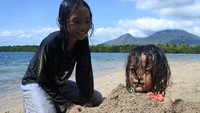 Diketahui, kunjungan wisatawan ke pantai itu meningkat seiring perbaikan akses menuju kawasan, seperti saat libur panjang Idul Adha 1444 Hijriah berkisar 300 orang per hari daripada sebelumnya 20 orang per hari.