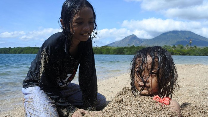 Wisata Pantai Sijile Baluran Anak-anak bermain pasir dengan latar belakang Gunung Baluran di Pantai Sijile, Banyuputih, Situbondo, Jawa Timur, Sabtu (1/7/2023). Kunjungan wisatawan ke pantai itu meningkat seiring perbaikan akses menuju kawasan, seperti saat libur panjang Idul Adha 1444 Hijriah berkisar 300 orang per hari daripada sebelumnya 20 orang per hari. ANTARA FOTO/Seno/aww.