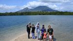 Lanskap Memukau Pantai Sijile dengan Latar Belakang Gunung Baluran