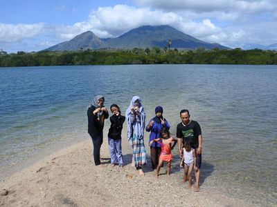 Lanskap Memukau Pantai Sijile dengan Latar Belakang Gunung Baluran