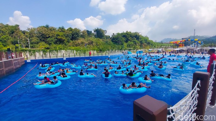 Wisatawan Mencoba Berbagai Wahana Ekstrem di Wahoo Waterworld