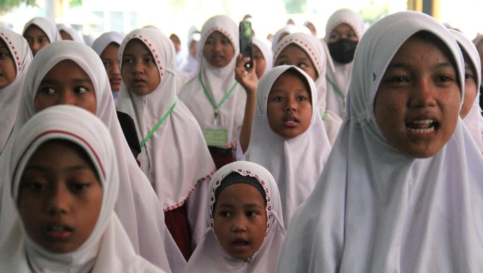 Pelajar mengikuti rangkaian wisuda perdana Gerakan 5.000 Hafiz Al Quran di Pendopo Kabupaten Jombang, Jawa Timur, Sabtu (1/7/2023). Wisuda perdana tersebut diikuti 1.666 peserta didik Sekolah Dasar dan Madrasah Ibtidaiyah se-Kabupaten Jombang. ANTARA FOTO/Syaiful Arif/aww.