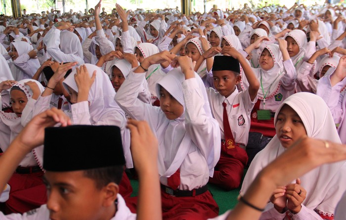 Pelajar mengikuti rangkaian wisuda perdana Gerakan 5.000 Hafiz Al Quran di Pendopo Kabupaten Jombang, Jawa Timur, Sabtu (1/7/2023). Wisuda perdana tersebut diikuti 1.666 peserta didik Sekolah Dasar dan Madrasah Ibtidaiyah se-Kabupaten Jombang. ANTARA FOTO/Syaiful Arif/aww.