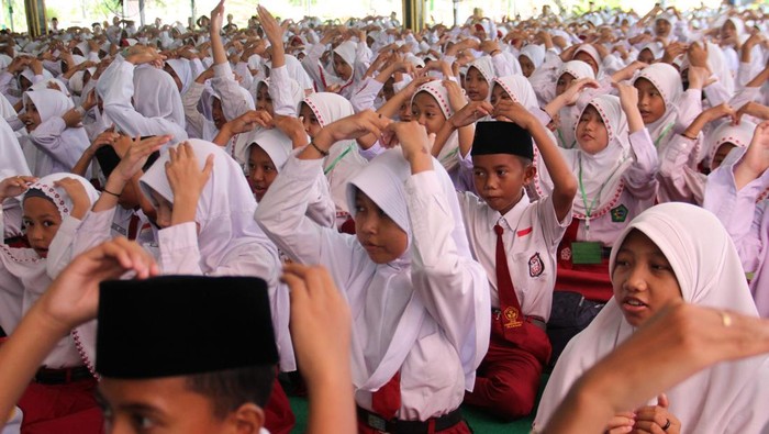 Pelajar mengikuti rangkaian wisuda perdana Gerakan 5.000 Hafiz Al Quran di Pendopo Kabupaten Jombang, Jawa Timur, Sabtu (1/7/2023). Wisuda perdana tersebut diikuti 1.666 peserta didik Sekolah Dasar dan Madrasah Ibtidaiyah se-Kabupaten Jombang. ANTARA FOTO/Syaiful Arif/aww.