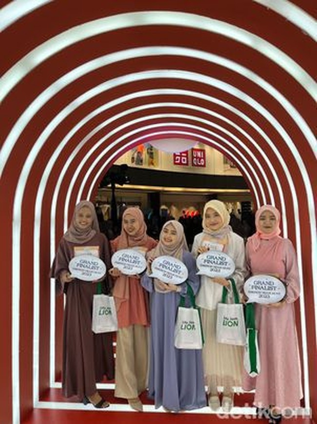 Kemudian dari 20 peserta, terpilih 5 peserta dari 100 muslimah audisi Emeron Hijab Hunt 2023 di Bandung. Setelah diseleksi dari 20 hingga mengerucut dari 5 besar. Inilah sosok 5 besar grand finalis Emeron Hijab Hunt 2023. Yaitu Aisha Nadine Sharikha, Hidayatunnisya Asyria Putri K, Fazah Fauziyah Shalihah, Irma Amalia, dan Athira Fatharani. Foto: Gresnia/Wolipop.