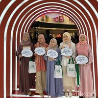 Kemudian dari 20 peserta, terpilih 5 peserta dari 100 muslimah audisi Emeron Hijab Hunt 2023 di Bandung. Setelah diseleksi dari 20 hingga mengerucut dari 5 besar. Inilah sosok 5 besar grand finalis Emeron Hijab Hunt 2023. Yaitu Aisha Nadine Sharikha, Hidayatunnisya Asyria Putri K, Fazah Fauziyah Shalihah, Irma Amalia, dan Athira Fatharani. Foto: Gresnia/Wolipop.