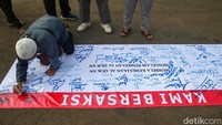 Menurut salah satu kordinator, aksi seperti ini akan terus dilakukan selama tidak ada ketegasan dari pemerintah Sewdia.