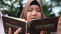 Aksi damai ini dilakukan sambil membaca Al-Quran.
