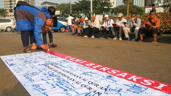 Masyarakat yang tergabung dalam pecinta Al-Qur'an menggelar aksi damai buntut dari pembakaran di Swedia pada, Rabu (28/6).