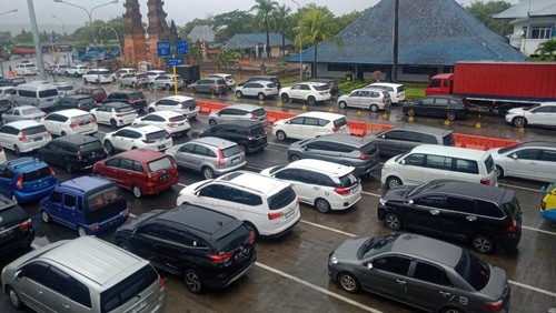 Antrean kendaraan di dalam wilayah Pelabuhan Gilimanuk didominasi oleh mobil pribadi, Minggu (2/7/2023). (IST)
