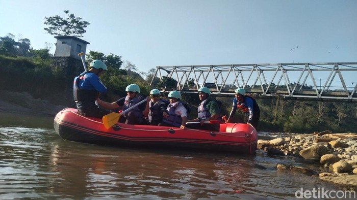 Arung Jeram di Sungai Cilutung Majalengka.