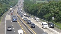 Dilihat detikJabar di KM 80 Wilayah Maracang, Babakancikao , Purwakarta, iring-iringan kendaraan yang didominasi kendaraan pribadi sudah memadati jalur favorit wisata ini, kendaraan cukup mengular panjang karena meningkatnya arus kendaraan, yakni diperlambat dengan adanya truk yang berjalan perlahan.