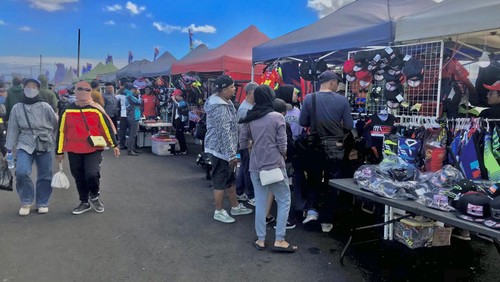 Pelaku UMKM yang berdagang di Sirkuit MXGP Selaparang Lombok mengaku omzetnya naik lima kali lipat karena barangnya diburu penonton.