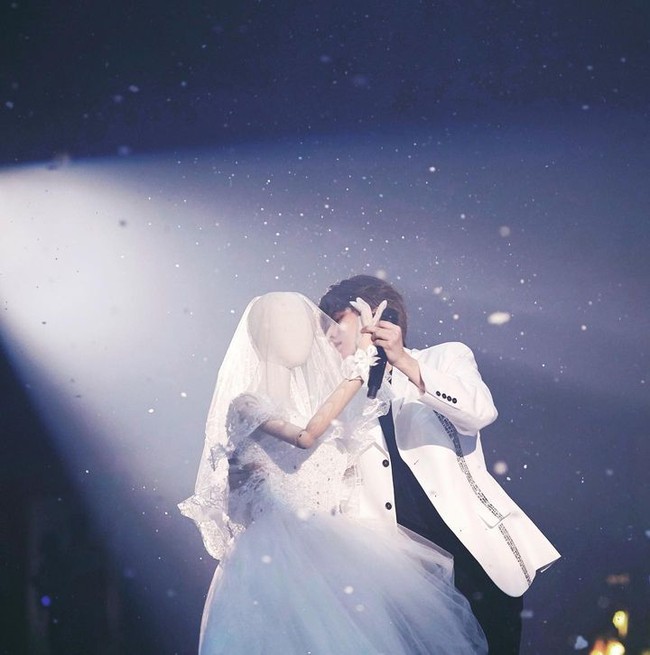 Sayangnya baru-baru ini ia terlibat skandal karena pengakuan seorang wanita yang mengatakan ia mendapat teror dari sang bintang juga ibunya setelah menggugurkan anak Xukun. Foto: Instagram @caixukun