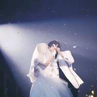 Sayangnya baru-baru ini ia terlibat skandal karena pengakuan seorang wanita yang mengatakan ia mendapat teror dari sang bintang juga ibunya setelah menggugurkan anak Xukun. Foto: Instagram @caixukun