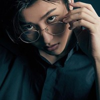 Cai Xukun sendiri adalah penyanyi, rapper, penulis lagu yang dikenal lewat program Idol Producer. Melalui Idol Producer, ia pernah tergabung dalam Nine Percent di mana pria 24 tahun tersebut menjadi leader-nya. Foto: Instagram @caixukun