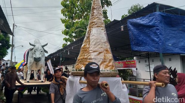 Pawai budaya dan pembagian gunungan lumpia duleg di Desa Gatak, Kecamatan Delanggu, Klaten.