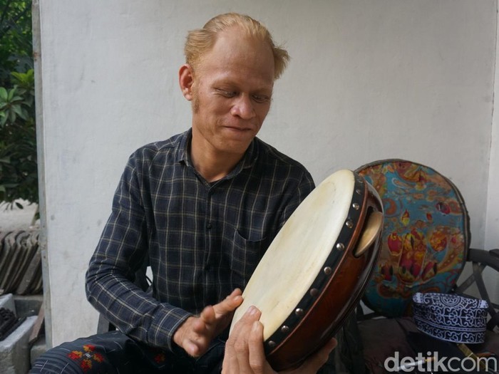 Ibnu Mukti Wijaya (23) mendadak viral di media sosial. Pemuda blasteran asal Dusun Kali Cangkring, Desa Kaligoro, Kecamatan Kutorejo, Mojokerto ini disebut-sebut mirip striker andalan Manchester City, Erling Haaland. Warganet pun menjulukinya Haaland Mojokerto.