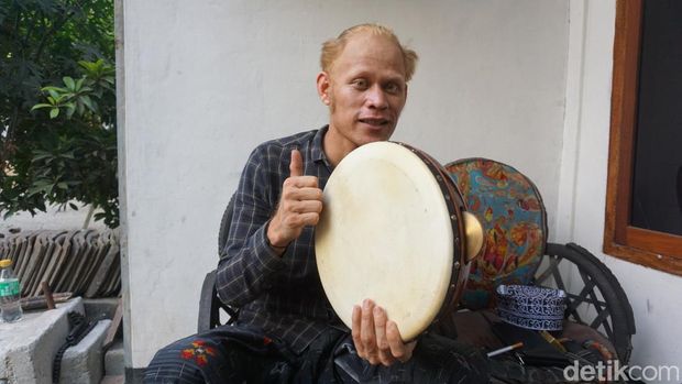 Ibnu Mukti Wijaya (23) mendadak viral di media sosial. Pemuda blasteran asal Dusun Kali Cangkring, Desa Kaligoro, Kecamatan Kutorejo, Mojokerto ini disebut-sebut mirip striker andalan Manchester City, Erling Haaland. Warganet pun menjulukinya Haaland Mojokerto.