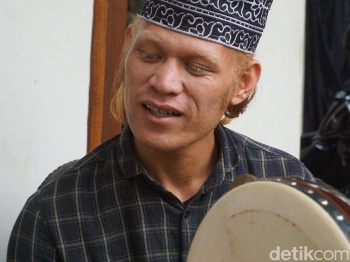 Ibnu Mukti Wijaya (23) mendadak viral di media sosial. Pemuda blasteran asal Dusun Kali Cangkring, Desa Kaligoro, Kecamatan Kutorejo, Mojokerto ini disebut-sebut mirip striker andalan Manchester City, Erling Haaland. Warganet pun menjulukinya Haaland Mojokerto.