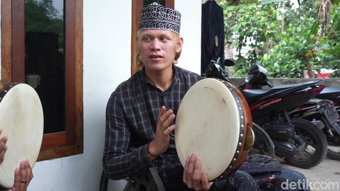 Ibnu Mukti Wijaya (23) mendadak viral di media sosial. Pemuda blasteran asal Dusun Kali Cangkring, Desa Kaligoro, Kecamatan Kutorejo, Mojokerto ini disebut-sebut mirip striker andalan Manchester City, Erling Haaland. Warganet pun menjulukinya Haaland Mojokerto.