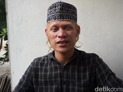 Ibnu Mukti Wijaya (23) mendadak viral di media sosial. Pemuda blasteran asal Dusun Kali Cangkring, Desa Kaligoro, Kecamatan Kutorejo, Mojokerto ini disebut-sebut mirip striker andalan Manchester City, Erling Haaland. Warganet pun menjulukinya Haaland Mojokerto.