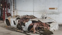 Jangan harap cat warna merahnya utuh, lapisan ‘kulit’ dari mobil itu hanya menyisakan cat dasar tempaan body mobil. Foto: RM Sothebys