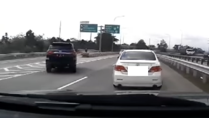 Fortuner asal potong jalan di tol